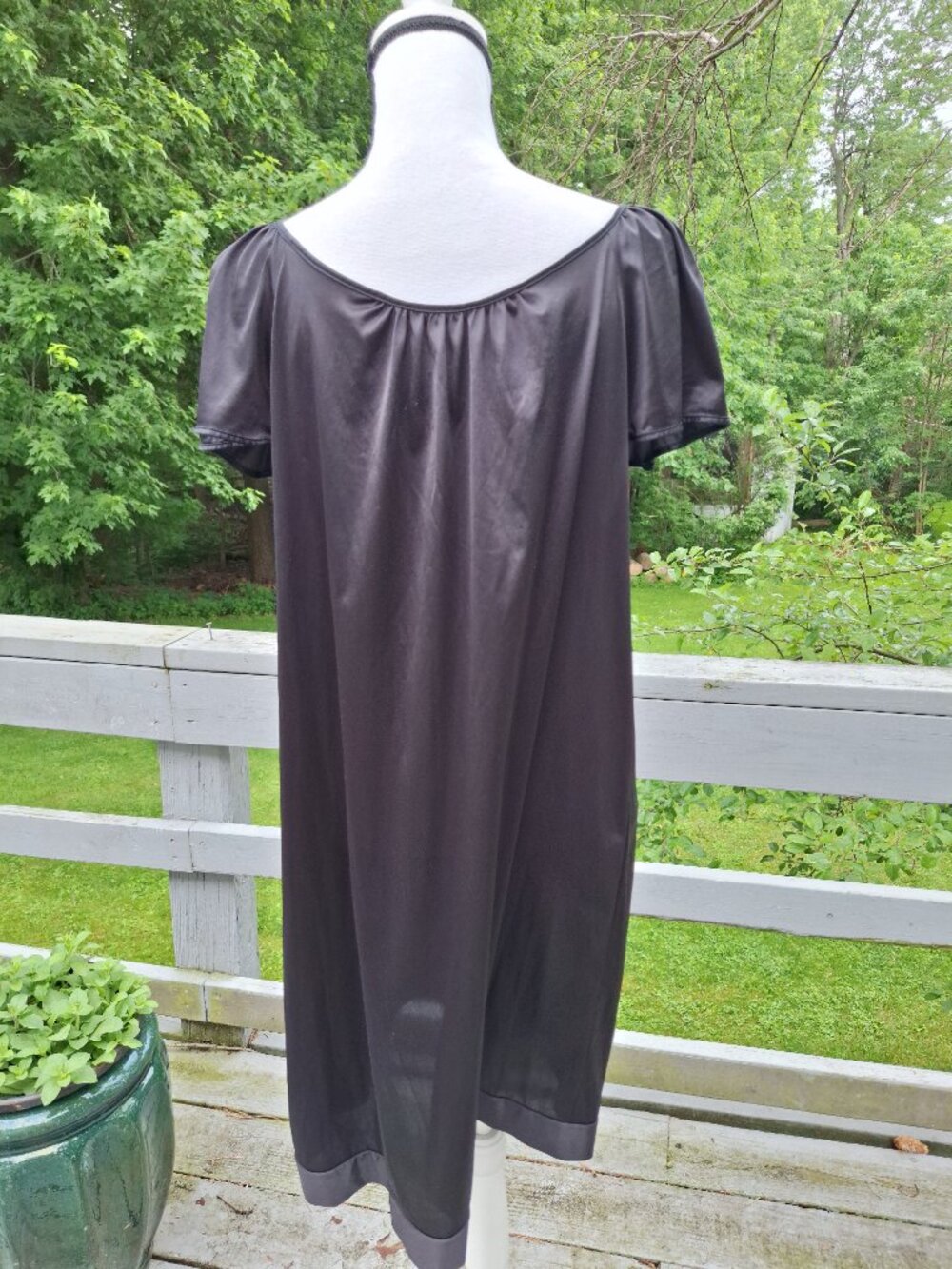 Vanity Fair black capped sleeve night gown/nightie. Size Medium - Picture 3 of 7